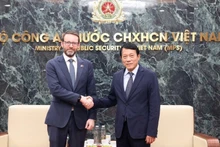 Генерал армии Лыонг Там Куанг и Посол Великобритании во Вьетнаме Иэн Фрю. Фото: bocongan.gov.vn