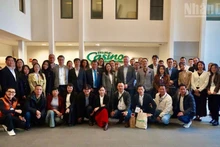 Представители вьетнамских и французских предприятий фотографируются на память. 