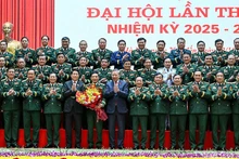 Генеральный секретарь ЦК КПВ То Лам и Президент Лыонг Кыонг фотографируются на память с делегатами партийной организации армии, которые примут участие в XIV съезде КПВ. Фото: Зюи Линь