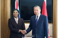 Генеральный секретарь ЦК КПВ То Лам и Председатель Консервативной партии Великобритании Кеми Баденок. Фото: ВИА