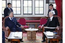 Генеральный секретарь ЦК КПВ То Лам проводит встречу с Председателем Палаты лордов Великобритании Джоном Макфоллом. Фото: ВИА