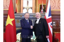 Генеральный секретарь ЦК КПВ То Лам и Председатель Палаты общин Великобритании Линдси Хойл. Фото: ВИА 
