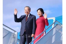 Генеральный секретарь ЦК КПВ То Лам с супругой в международном аэропорту Софии. Фото: ВИА