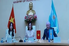 Заместитель министра промышленности и торговли Фан Тхи Тханг (в центре) и Посол Аргентины во Вьетнаме Маркос Антонио Беднарски принимают участие в заседании в Ханое. Фото: ВИА