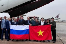 Посол Геннадий Бездетко передает гуманитарный груз Заместителю директора Департамента по управлению дамбами и предотвращению стихийных бедствий Нгуен Чыонг Шону. Фото: Посольство России во Вьетнаме