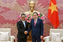 Председатель НС Вьетнама Чан Тхань Ман и Посол Индонезии во Вьетнаме. Фото: Тхюи Нгуен