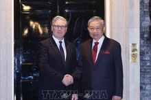 Премьер-министр Соединённого Королевства Великобритании и Северной Ирландии Кир Стармер приветствует Генерального секретаря ЦК КПВ То Лама. Фото: ВИА