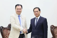 Вице-премьер Буй Тхань Шон (справа) и Заместитель председателя корпорации Phongsupthavy Кунлапхань Вонгнатхи. Фото: ВИА