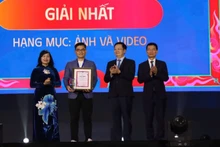 Вице-премьер Май Ван Тьинь вручает первый приз в категории «Фото» автору Фам Нгок Лонг Тхиену. 