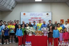 Оргкомитет и гости фотографируются на память со спортсменами. Фото: Суан Хынг 