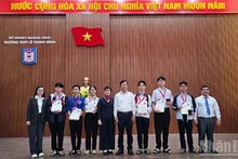 Вручение стипендий «Просвещение» ученикам средней школы им. Ле Чунг Диня в Куангнгае. 