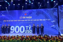 Церемония фиксации события: совокупный объём экспорта и импорта Вьетнама впервые достигает отметки 900 млрд долларов США. Фото: ВИА