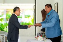 Посол Фан Минь Зянг вручает верительные грамоты г-ну Тому Марстерсу, представителю Короля Великобритании Карла III на Островах Кука. Фото: Посольство Вьетнама в Новой Зеландии