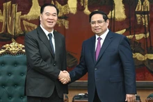 [Фото] Премьер-министр Фам Минь Тьинь принял Министра образования и спорта Лаоса