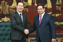 Премьер-министр Фам Минь Тьинь принимает Министра образования и спорта Лаоса Тхонгсалита Мангнормека. Фото: Чан Хай