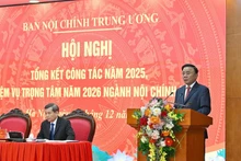 Постоянный член Секретариата Чан Кам Ту выступает на конференции. Фото: Тхюи Нгуен