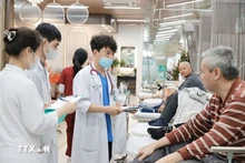 Врачи во время осмотра пациента. Фото: ВИА