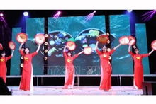 Танец с коническими шляпами под музыку «Hello Vietnam». Фото: ВИА