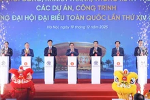 Премьер-министр Фам Минь Тьинь и делегаты нажимают кнопку в знак закладки первого камня и открытия 234 сооружений и проектов в провинциях и городах страны. Фото: VGP