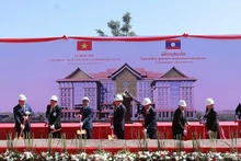 Делегаты проводят церемонию закладки первого камня Центра управления безопасностью Министерства общественной безопасности Лаоса. Фото: Зюи Тоан