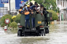 Эвакуация людей из затопленных районов в Гампахи, Шри-Ланка. Фото: Синьхуа/ВИА