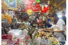 Иностранные туристы выбирают изделия ручной работы и художественные ремесленные товары в качестве сувениров во время посещения города Хошимина. Фото: ВИА