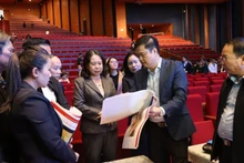 Вице-президент Во Тхи Ань Суан проверяет работу по подготовке к 11-й всенациональной конференции по патриотическим соревнованиям.