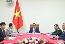 Премьер-министр Фам Минь Тьинь проводит телефонный разговор с Премьер-министром Малайзии Анваром Ибрагимом. Фото: Чан Хай