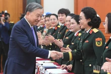 Генеральный секретарь ЦК КПВ То Лам и делегаты на встрече. Фото: Данг Кхоа