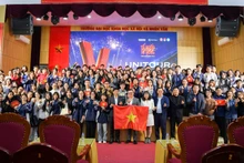 Главный редактор газеты «Нянзан» Ле Куок Минь, делегаты и студенты на показе фильма.