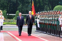 Генеральный секретарь ЦК КПВ То Лам и первый Секретарь ЦК КПВ, Президент Кубы Мигель Диас-Канель Бермудес обходят строй почетного караула во время государственного визита кубинского лидера во Вьетнам для участия в церемонии, посвященной 80-летию Августовской революции и Дня независимости СРВ. Фото: ВИА