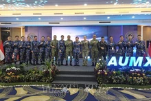 Вьетнамская делегация и представители Индонезии и США фотографируются на память на мероприятии. Фото: ВИА