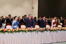 Делегаты проводят церемонию приветствия флага. 