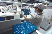 Рабочие на заводе VNPT в парке высоких технологий Хоалак в Ханое. Фото: ВИA