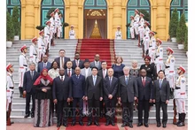 Президент Лыонг Кыонг и послы стран. Фото: ВИА