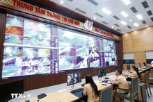 Кадры и бойцы дорожной полиции осуществляют круглосуточный мониторинг дорожного движения с помощью ИИ-камер в Информационно-командном центре Департамента дорожной полиции Министерства общественной безопасности Вьетнама. Фото: ВИА