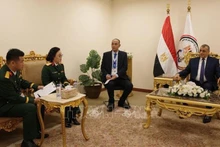 Генерал-майор Фан Тхи Хоай Ван наносит визит вежливости Министру оборонной промышленности Египта Мухаммеду Салаху ад-Дину Мустафе. Фото: ВИА