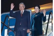 Генеральный секретарь ЦК КПВ То Лам с супругой в Международном аэропорту Ваттай. Фото: ВИА