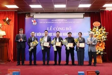 Вручение цветов и сертификатов отдельным лицам и коллективам, чьи достижения были признаны выдающимися.