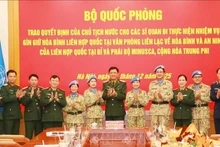 Генерал-полковник Нгуен Чыонг Тханг и руководители учреждений Министерства обороны поздравляют офицеров, готовящихся к отправке для участия в миротворческих операциях ООН. Фото: ВИА