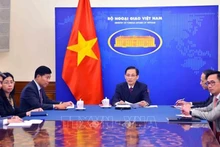 Министр иностранных дел Ле Хоай Чунг проводит телефонный разговор с Министром иностранных дел Лаоса. Фото: ВИА