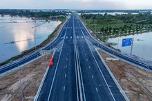 Участок скоростной автомагистрали Кантхо-Камау в районе транспортной развязки IC5, с полностью установленной системой дорожной разметки, знаков и освещения. Фото: ВИА