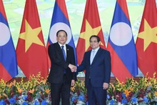 Премьер-министр СРВ Фам Минь Тьинь и Премьер-министра ЛНДР Сонексай Сипхандон. Фото: Чан Хай