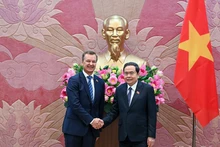 Председатель НС Чан Тхань Ман принимает Первого заместителя председателя Совета Федерации ФС России А.В. Яцкина. Фото: Зюи Линь