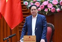 Премьер-министр Фам Минь Тьинь выступает на рабочей встрече. Фото: Чан Хай