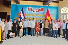 Посол Ле Куанг Лонг фотографируется с делегатами на встрече. Фото: Посольство Вьетнама на Кубе