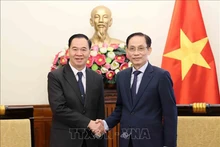 Министр иностранных дел Ле Хоай Чунг (справа) и Министр образования и спорта Лаоса Тхонгсалит Мангномек. Фото: ВИА