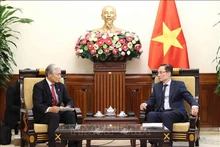 Министр иностранных дел Ле Хоай Чунг (справа) и губернатор префектуры Тотиги. Фото: ВИА 