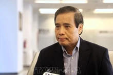 Профессор Ву Минь Кхыонг отвечает на вопросы корреспондента ВИА в Сингапуре. Фото: ВИА