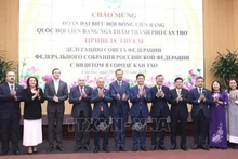 Делегаты двух сторон фотографируются на память. Фото: ВИA